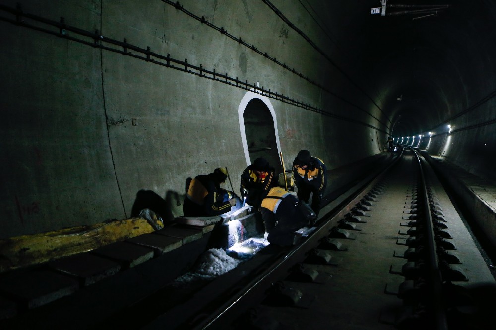 索县铁路运营隧道病害现状